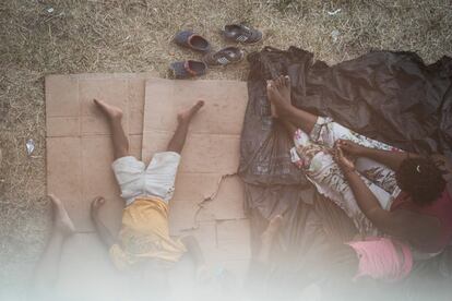 Una familia descansa sobre cartones y plásticos en el campamento improvisado en la frontera. El número de cruces por la frontera sur de Estados Unidos se ha multiplicado durante este año: de las 458.088 detenciones que realizaron distintos cuerpos de seguridad en 2020, se ha pasado a 1.541.651 en 2021, según datos de la Oficina de Aduanas y Protección Fronteriza.