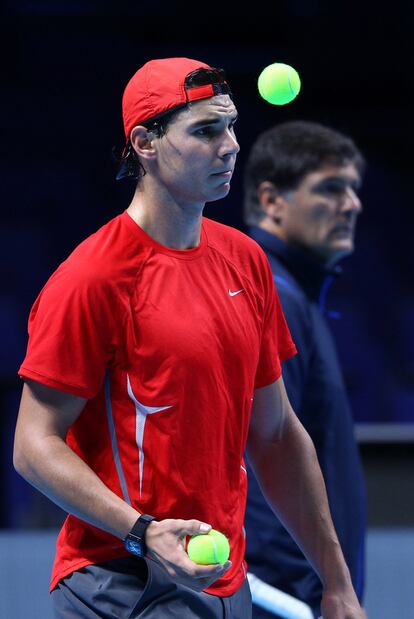 Nadal, junto a su tío Toni, en el entrenamiento de ayer en Londres.