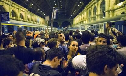 Immigrants esperen per pujar al tren que els portarà a Alemanya des de Budapest, l'1 de setembre del 2015.