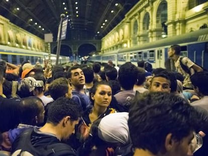 Immigrants esperen per pujar al tren que els portarà a Alemanya des de Budapest, l'1 de setembre del 2015.