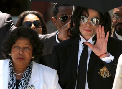 Michael Jackson y su madre, Katherine, salen del juzgado donde el cantante declaró por supuesto abuso de menores, en 2005.