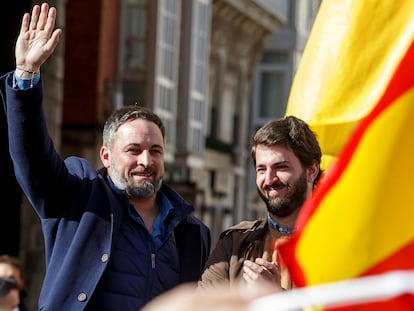 El presidente de Vox, Santiago Abascal, a la izquierda, y el vicepresidente de la Junta de Castilla y León, Juan García Gallardo, en un acto electoral en Burgos el año pasado.