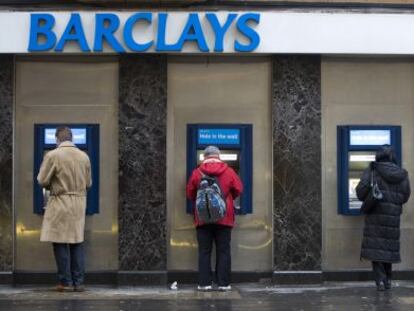 Clientes de Barclays sacan dinero en cajeros de la entidad en Londres