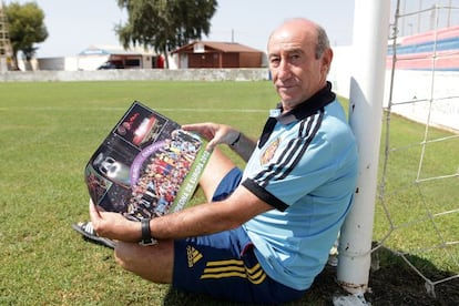 Paco Jiménez posa con un póster de la Eurocopa.