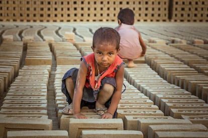 Dos niños de corta edad trabajan en el horno de Biratnagar. Según los últimos datos el 20% de los menores de edad trabajadores desempeña su labor en entornos peligrosos como la agricultura, las construcciones y la industria del ladrillo. Los informes publicados en 2021 por la Organización Internacional del Trabajo (ILO) muestran que en los hornos de Nepal trabajan entre 20.000 y 30.000 niños.