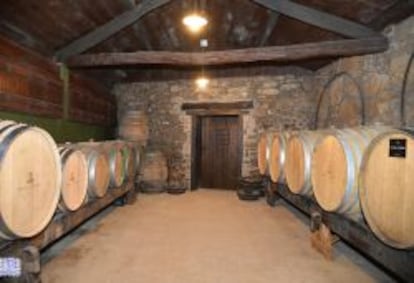 Barricas en la bodega de Lagar de Pintos.