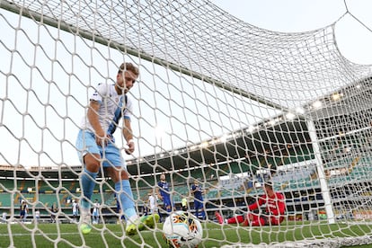 Immobile recoge el balón tras marcar un gol.