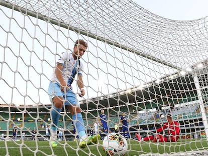 Immobile recoge el balón tras marcar un gol.