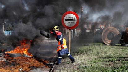 Varios neumáticos arden a las puertas de la fábrica de Alcoa en San Cibrao (Lugo). 