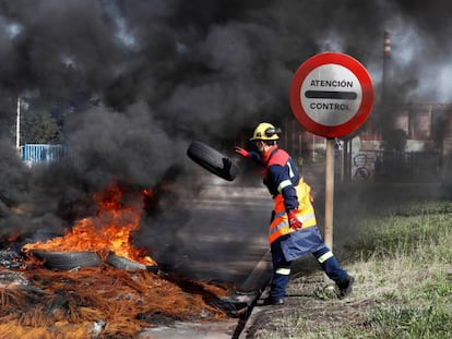 Varios neumáticos arden a las puertas de la fábrica de Alcoa en San Cibrao (Lugo). 