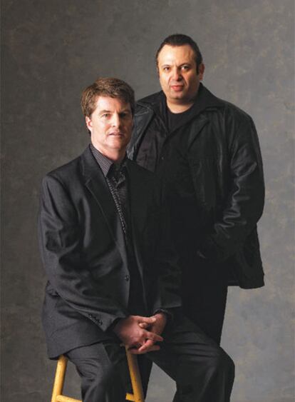 Dacre Stoker (sentado) e Ian Holt, autores de la continuación de la novela original.