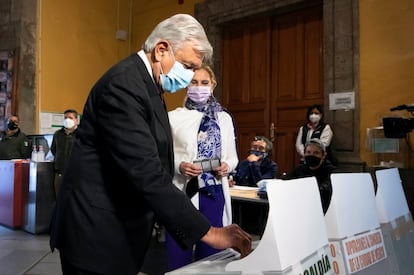 El presidente mexicano Andrés Manuel López Obrador votó en el Antiguo Palacio del Arzobispado en Ciudad de México.