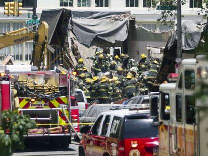 Equipos de rescate en la zona del edificio derruido en Filadelfia.