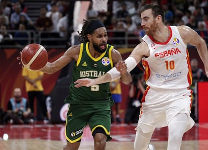 Los jugadores Patty Mills y Víctor Claver, en un momento del partido.