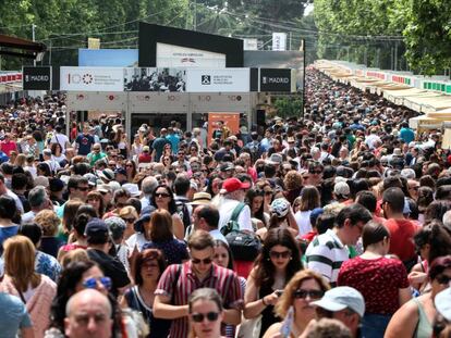 Miles de visitantes recorren las casetas de la Feria del Libro de Madrid.