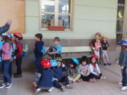 Alumnos del colegio Cervantes de Valencia a la puerta del centro, esta mañana.