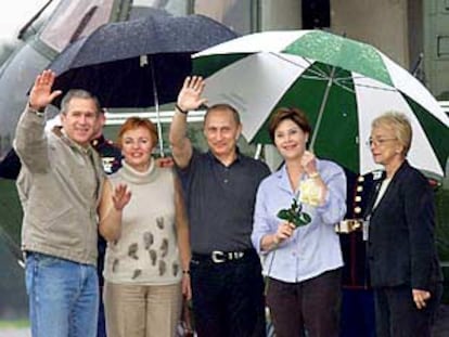 George Bush y Vladímir Putin, junto a sus esposas, Ludmila Putin (a la izquierda) y Laura Bush, en Tejas.