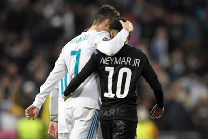 Cristiano Ronaldo abraça Neymar ao fim da partida.