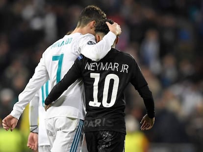 Cristiano Ronaldo abraça Neymar ao fim da partida.