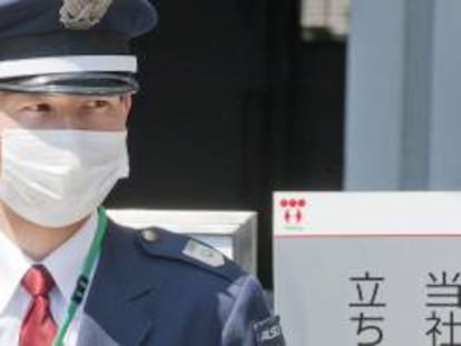 Un guardia japonés resguarda la sede de la Tokyo Electric Power (Tepco), la mayor empresa eléctrica de Japón, operadora de la planta nuclear de Fukushima, en Tokio, Japón. EFE/Archivo