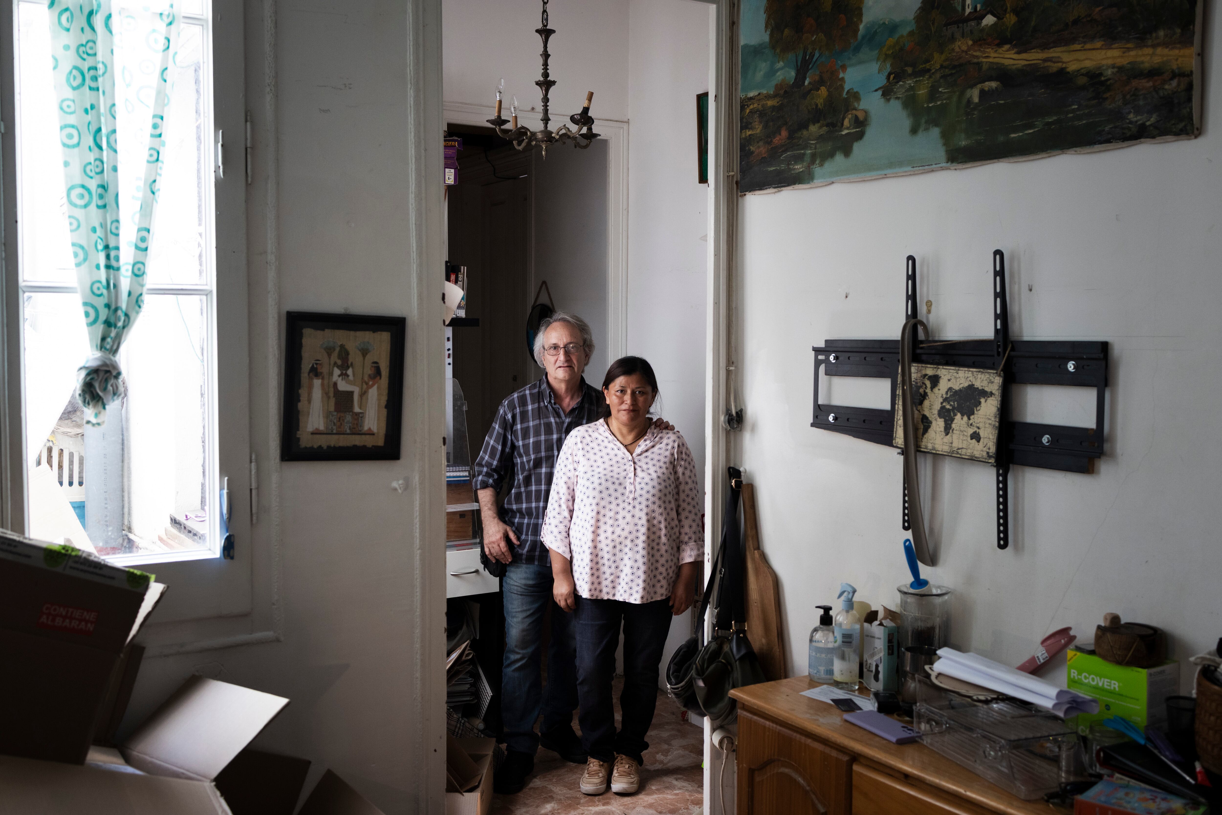 Jord Galí y Jacqueline Aramayo, en el interior de su vivienda.