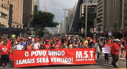 Manifestantes iniciaram ato às 15h, na Avenida Paulista.