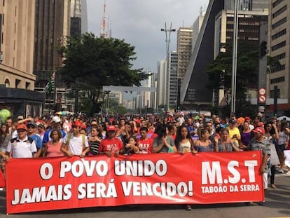 Manifestantes iniciaram ato às 15h, na Avenida Paulista.