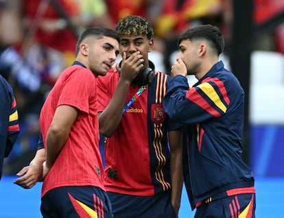 Lamine Yamal, Ferran Torres y Pedri, a su llegada al césped del estadio donde se celebra la semifinal. 