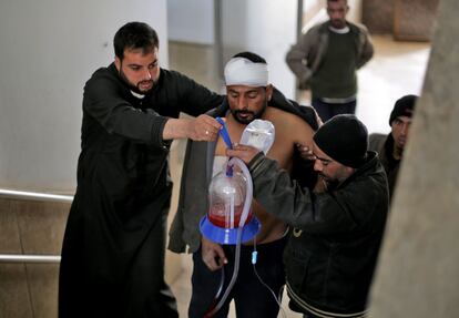 Un herido por el bombardeo es atendido en una clínica improvisada de Maaret Musreen.