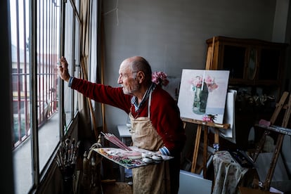 El pintor y escultor Antonio López contempla este jueves la calle vacía desde el estudio de su casa en Madrid.