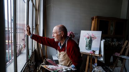 El pintor y escultor Antonio López contempla este jueves la calle vacía desde el estudio de su casa en Madrid.