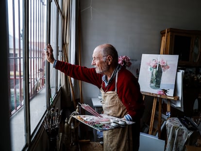 El pintor y escultor Antonio López contempla este jueves la calle vacía desde el estudio de su casa en Madrid.