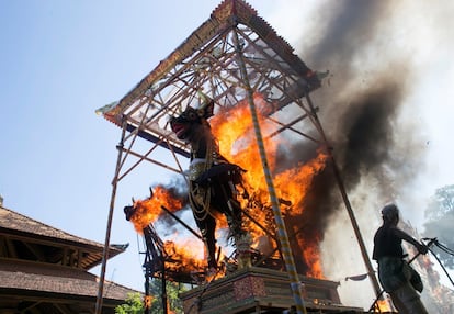 Quema de los ataúdes de los miembros de una familia, adornados con forma de toro, durante una ceremonia de cremación hindú, en Gianyar (Indonesia).