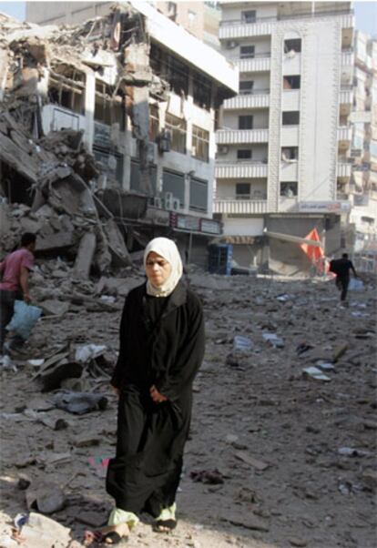 Civiles libaneses son evacuados de sus casas, destruidas por Israel.