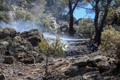 Labores de extinción en el incendio del pantano de San Juan, en la Comunidad de Madrid.