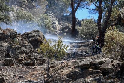 Labores de extinción en el incendio del pantano de San Juan, en la Comunidad de Madrid.