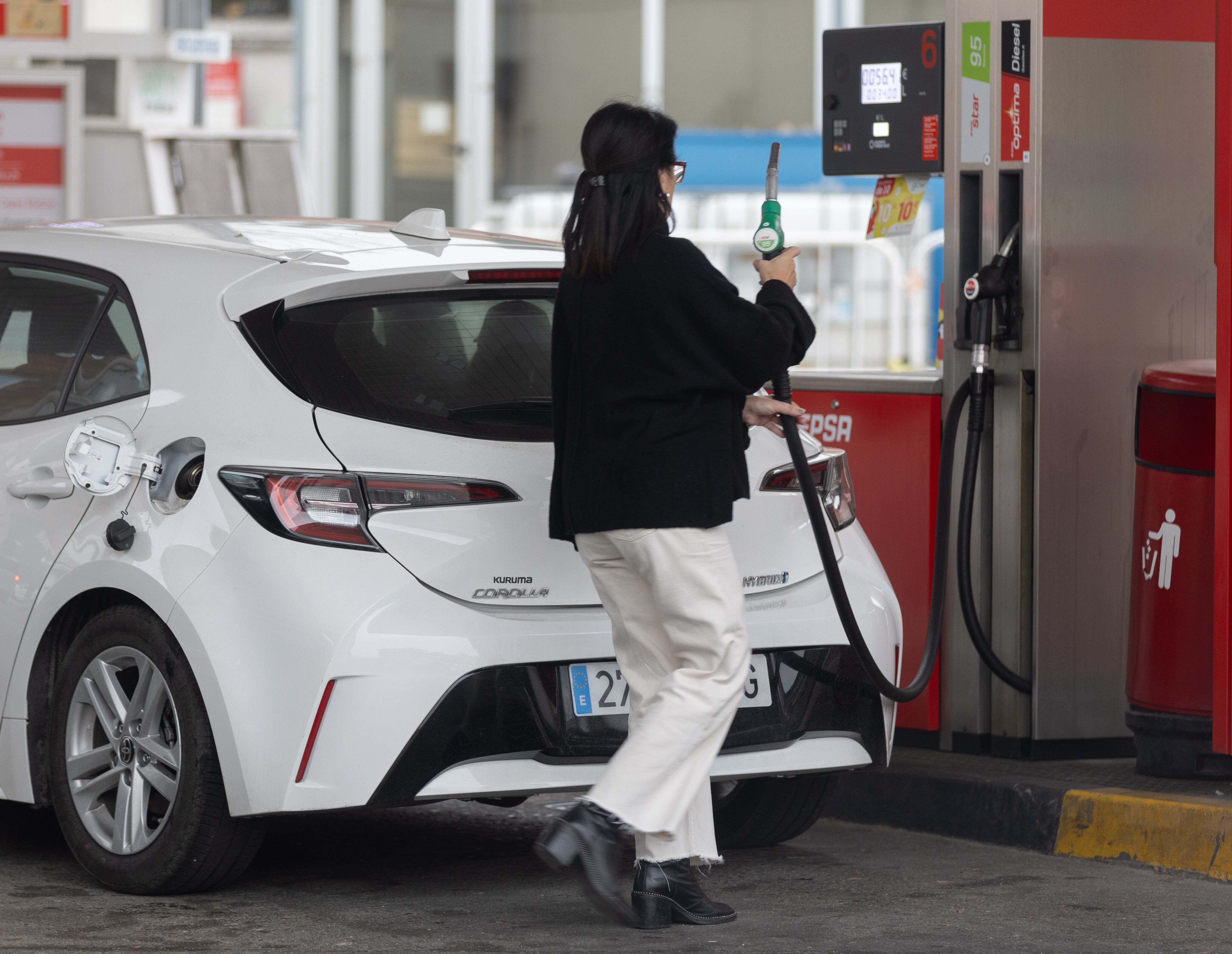 Los carburantes encadenan ya dos meses de caídas, con el diésel en mínimos de 15 meses 