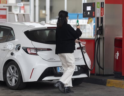 Una mujer echa gasolina en Madrid a principios de enero.