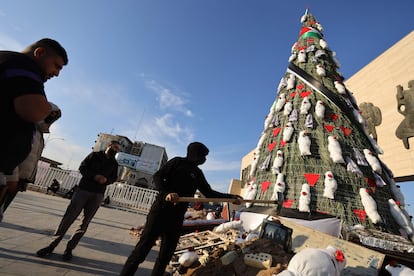 Árbol de Navidad decorado con figuras que parecen niños envueltos en mortajas, en una muestra de solidaridad con los palestinos en Gaza, en la plaza Tahrir de Bagdad (Irak).