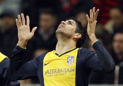 Diego Costa celebra su gol al Milan en San Siro.