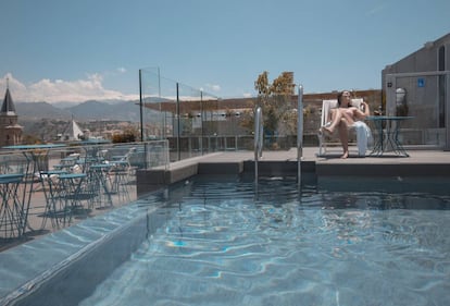 Piscina del B Heaven, en la azotea del Barceló Carmen Granada.