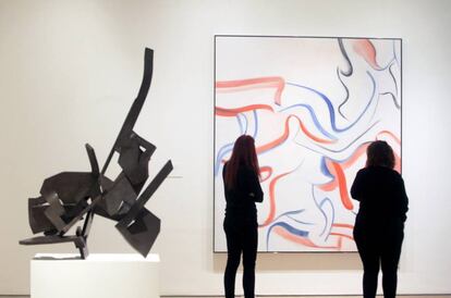 Dos visitantes contemplan 'Sin título', de Willem de Kooning, en la exposición de la colección Koplowitz en el Museo de Bellas Artes de Bilbao. A la izquierda, 'Rumor sin límites VI', de Chillida.