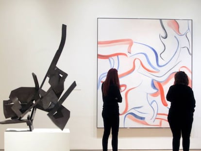 Dos visitantes contemplan 'Sin título', de Willem de Kooning, en la exposición de la colección Koplowitz en el Museo de Bellas Artes de Bilbao. A la izquierda, 'Rumor sin límites VI', de Chillida.
