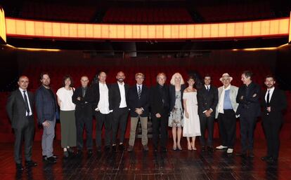 Los galardonados con el Premio de la Cultura de la Comunidad de Madrid junto al presidente en funciones de la región, Ángel Garrido (centro) y el consejero de Cultura, Jaime de los Santos.