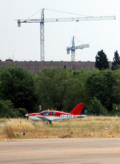 Una avioneta aterriza en Cuatro Vientos.