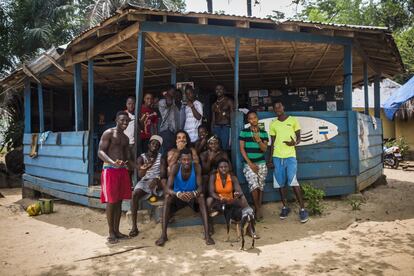 En el decimotercer país más pobre del mundo, el surf se abre como una vía de escape para los miembros del Club de Bureh Beach. Aspiran a ser olímpicos ahora que este deporte forma parte de esa competición. Estos son algunos de los chicos que llevan adelante este proyecto, en la puerta de la cabaña que hace de restaurante del Camp Surf situado en la playa de Bureh, a 50 kilometros de Freetown capital de Sierra Leona.