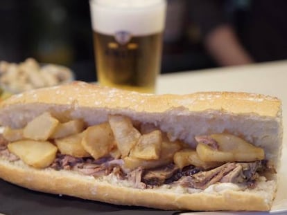 Bocadillo de lomo al horno con patatas y alioli. Normal que todo se detenga