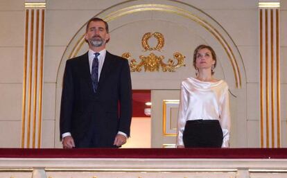Don Felipe VI y doña Letizia, en la última función de la ópera "El público", en el Teatro Real de Madrid.