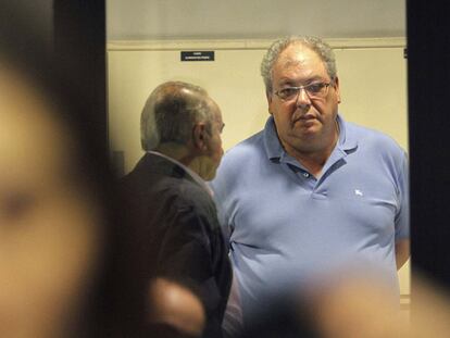 El promotor Manuel Rodríguez, que hizo de cebo, con polo azul, ayer antes de prestar testimonio.