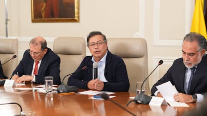 Jorge Rojas, Gustavo Petro y Armando Benedetti en el Palacio de Nari?o en Bogot, el pasado 4 de febrero.